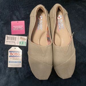 BOBS from Sketchers Memory Foam Gray
Slip On Womens Shoe, Size 7.5